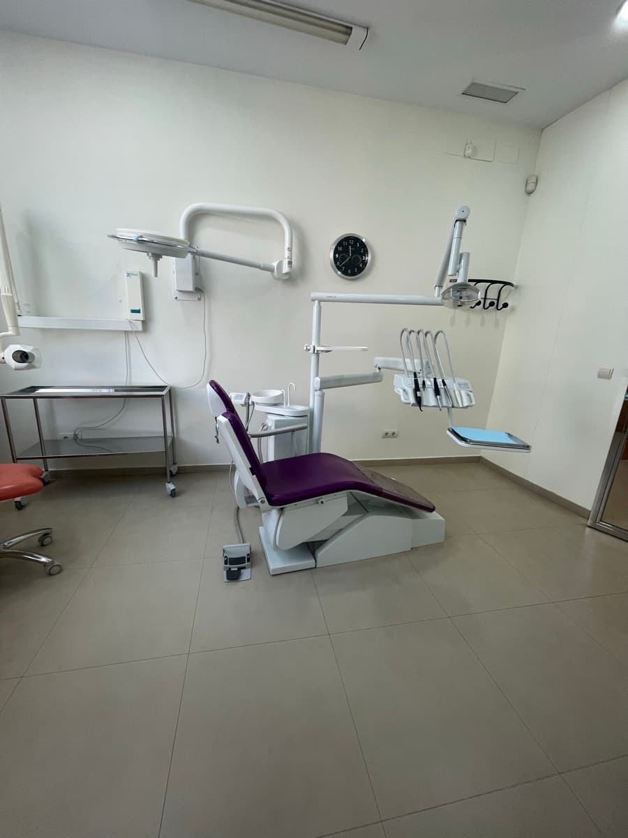Gabinete de tratamientos con sillón dental moderno